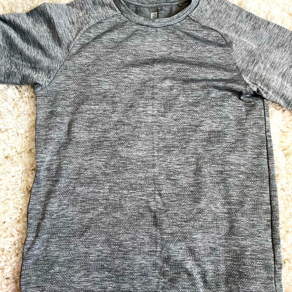 Uniqlo heat tech shirt 9/10